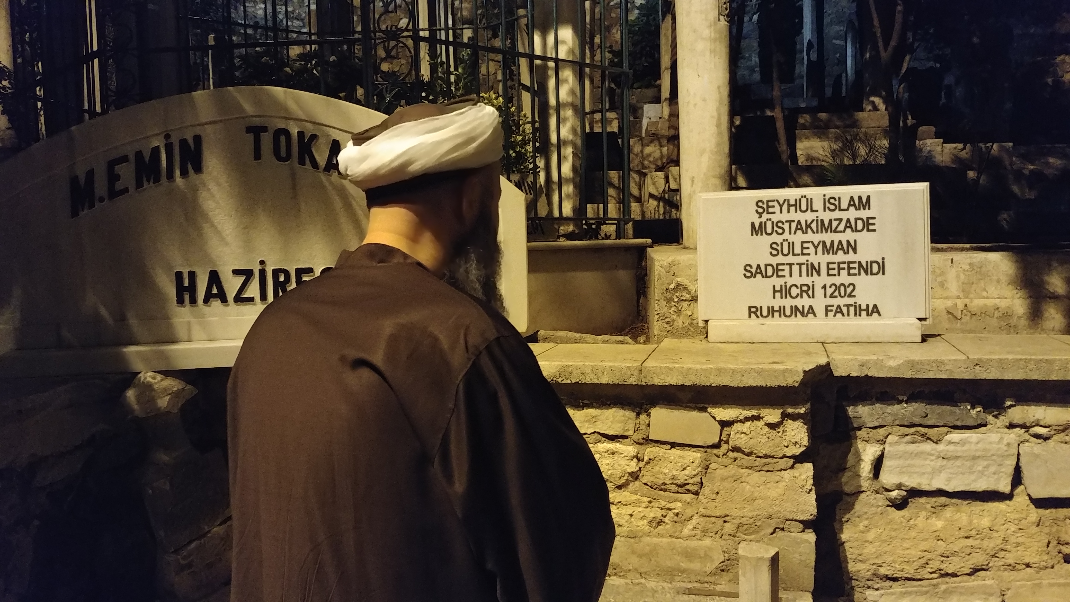 Ashâb-ı Kirâm ve Meşâyih-ı 'Izâm Kabr-i Şeriflerini Ziyaret