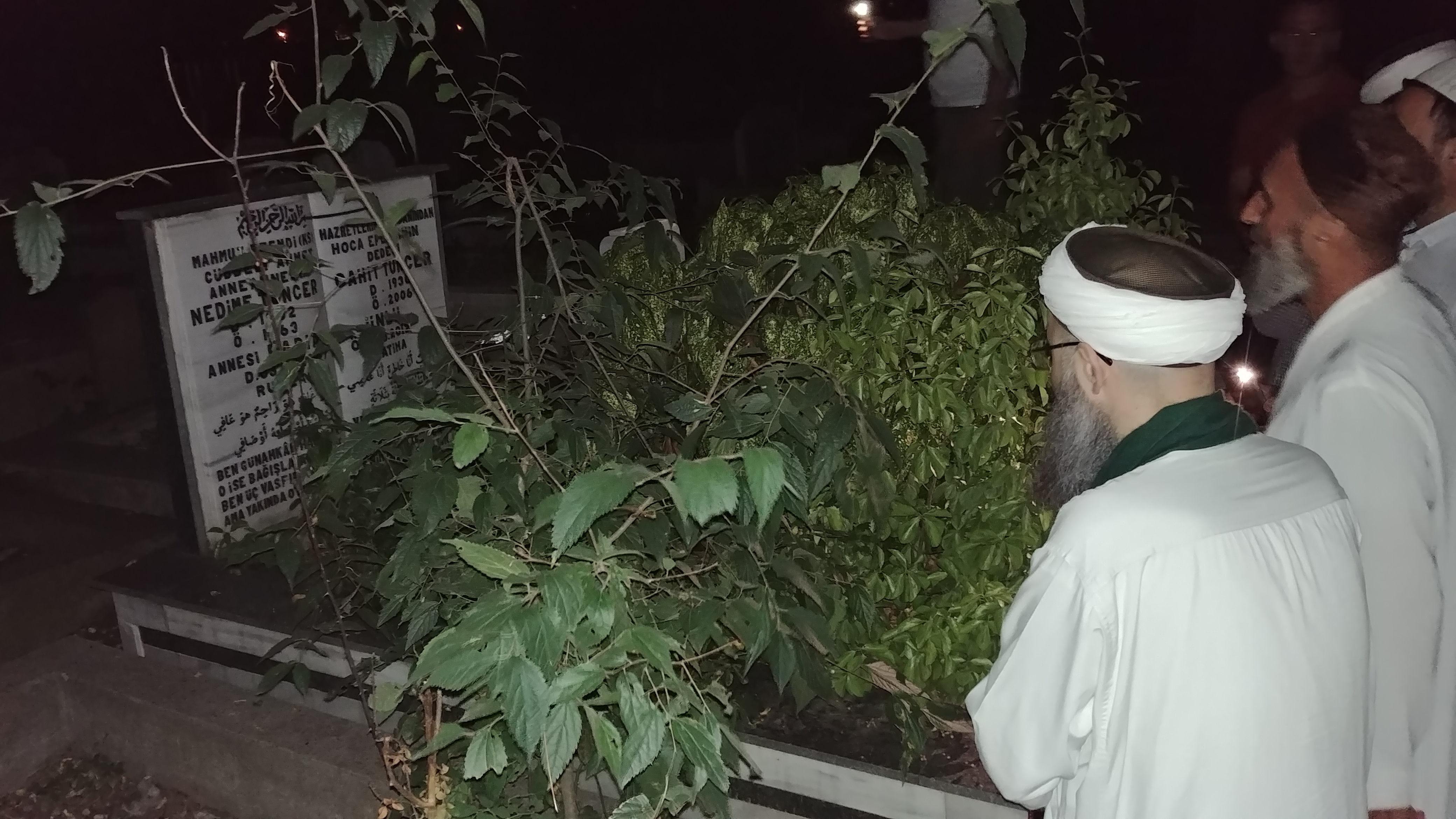 Ashâb-ı Kirâm ve Meşâyih-ı 'Izâm Kabr-i Şeriflerini Ziyaret