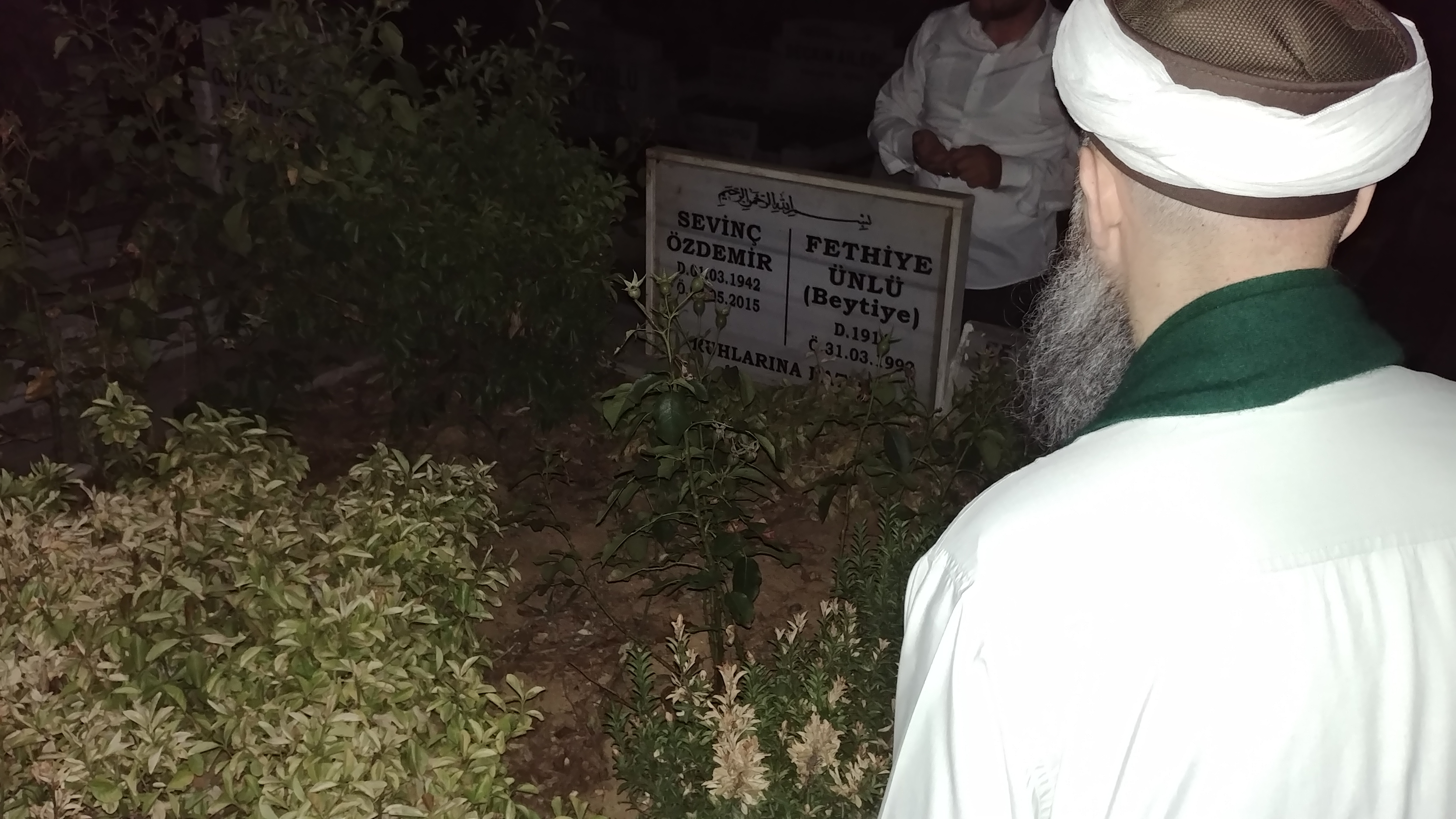 Ashâb-ı Kirâm ve Meşâyih-ı 'Izâm Kabr-i Şeriflerini Ziyaret