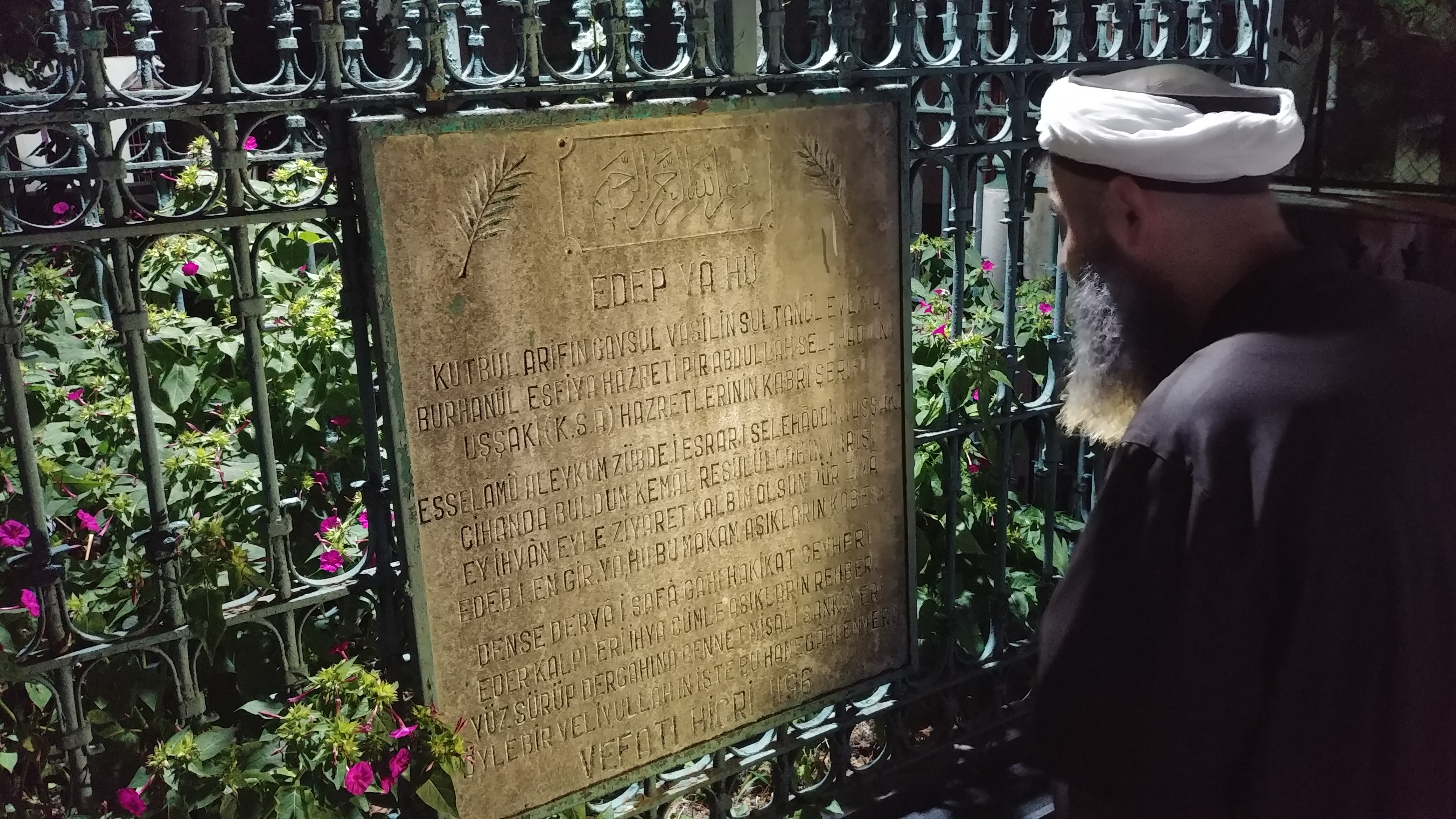 Ashâb-ı Kirâm ve Meşâyih-ı 'Izâm Kabr-i Şeriflerini Ziyaret