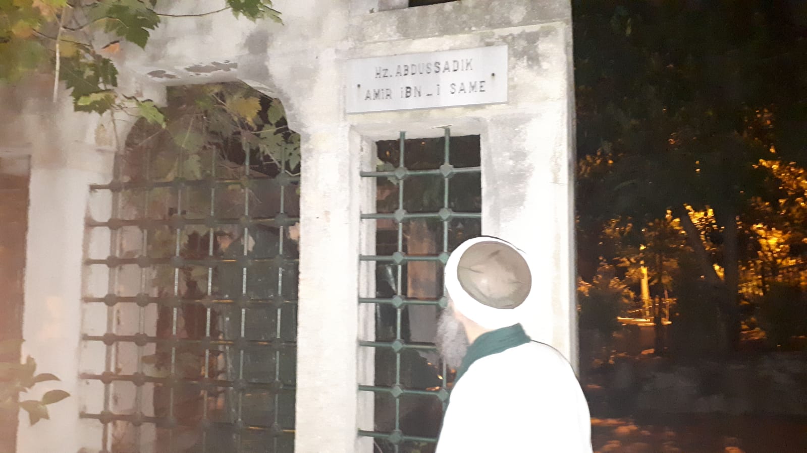 Ashâb-ı Kirâm ve Meşâyih-ı 'Izâm Kabr-i Şeriflerini Ziyaret