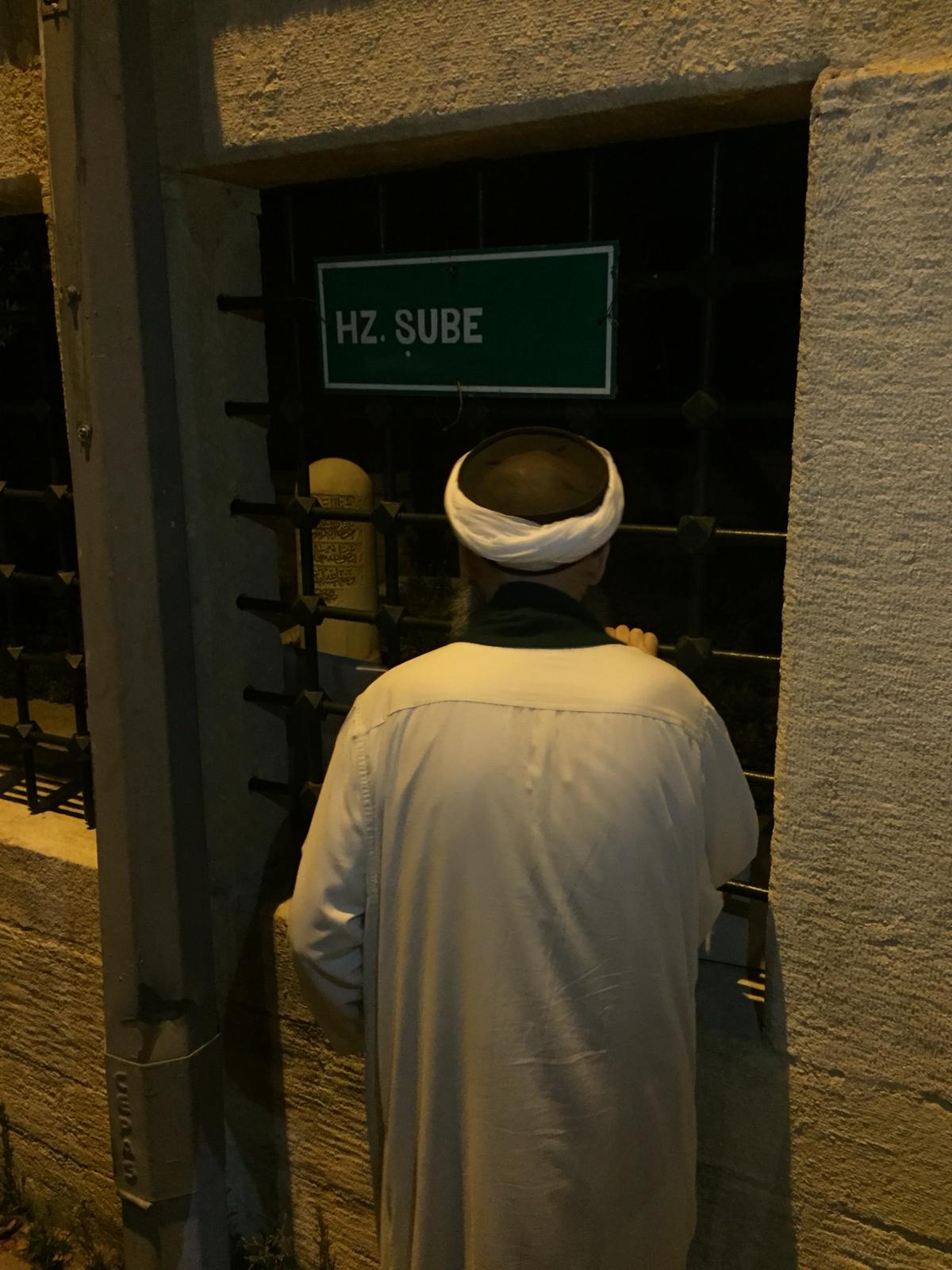 Ashâb-ı Kirâm ve Meşâyih-ı 'Izâm Kabr-i Şeriflerini Ziyaret