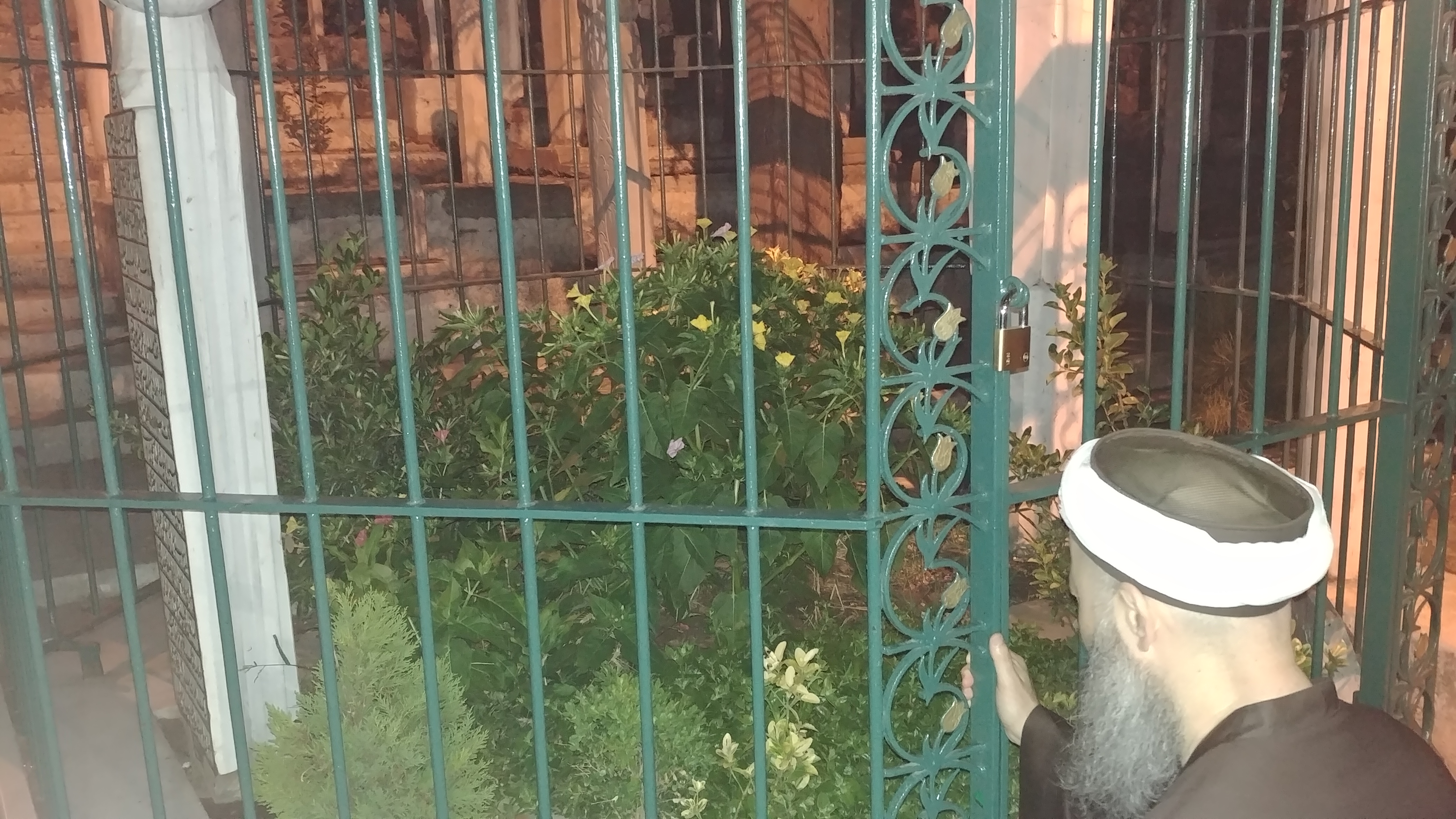 Ashâb-ı Kirâm ve Meşâyih-ı 'Izâm Kabr-i Şeriflerini Ziyaret