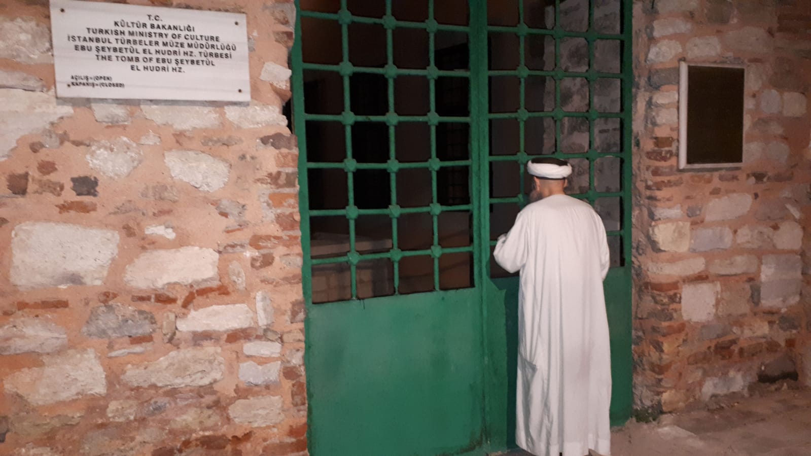 Ashâb-ı Kirâm ve Meşâyih-ı 'Izâm Kabr-i Şeriflerini Ziyaret