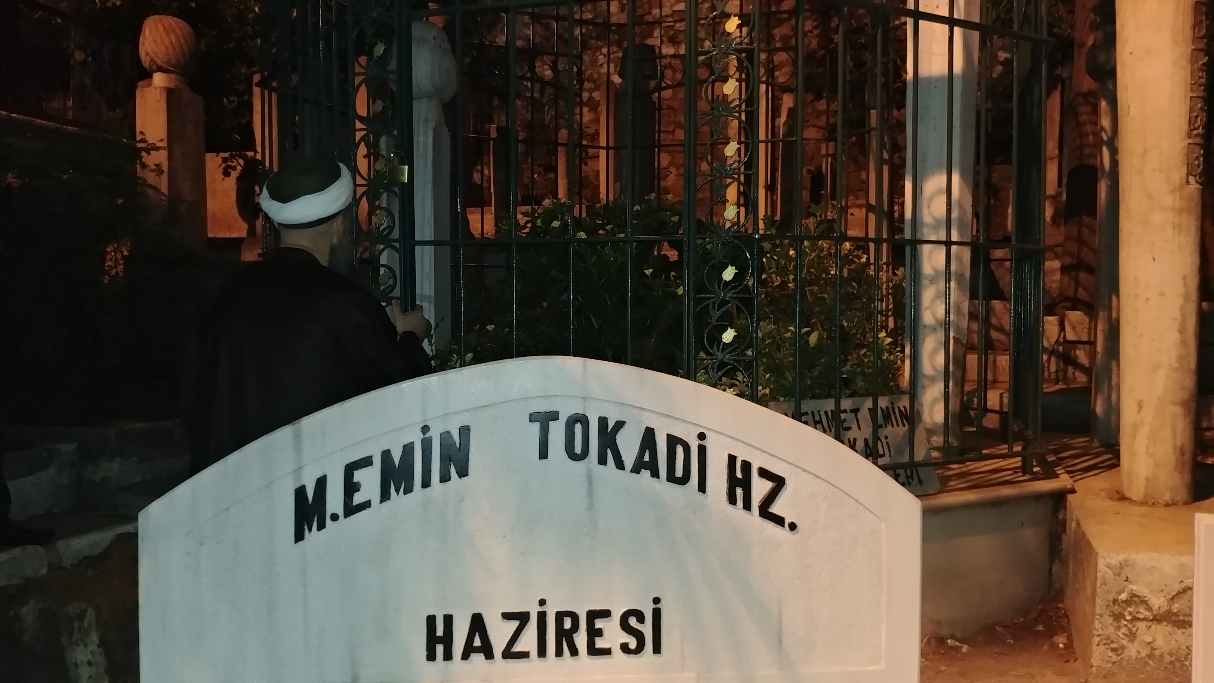 Ashâb-ı Kirâm ve Meşâyih-ı 'Izâm Kabr-i Şeriflerini Ziyaret