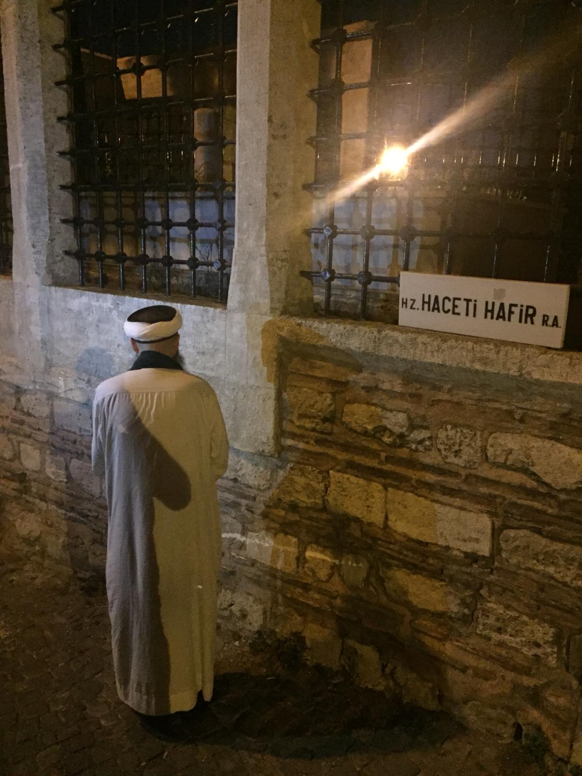 Ashâb-ı Kirâm ve Meşâyih-ı 'Izâm Kabr-i Şeriflerini Ziyaret