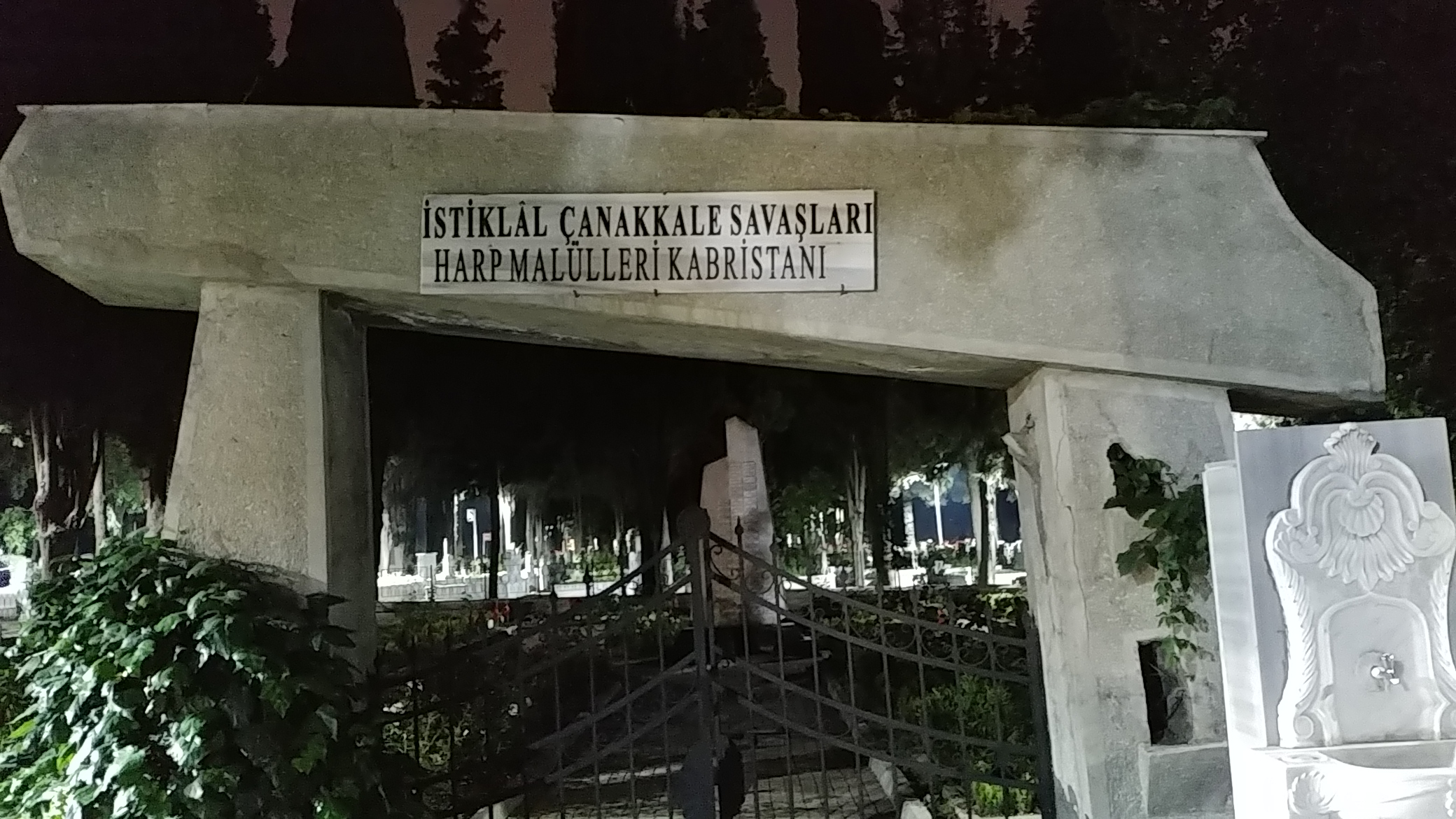 Bayram gecesi Çanakkale Şehitlerinin de bulunduğu Edirnekapı Şehitliğini ziyâret