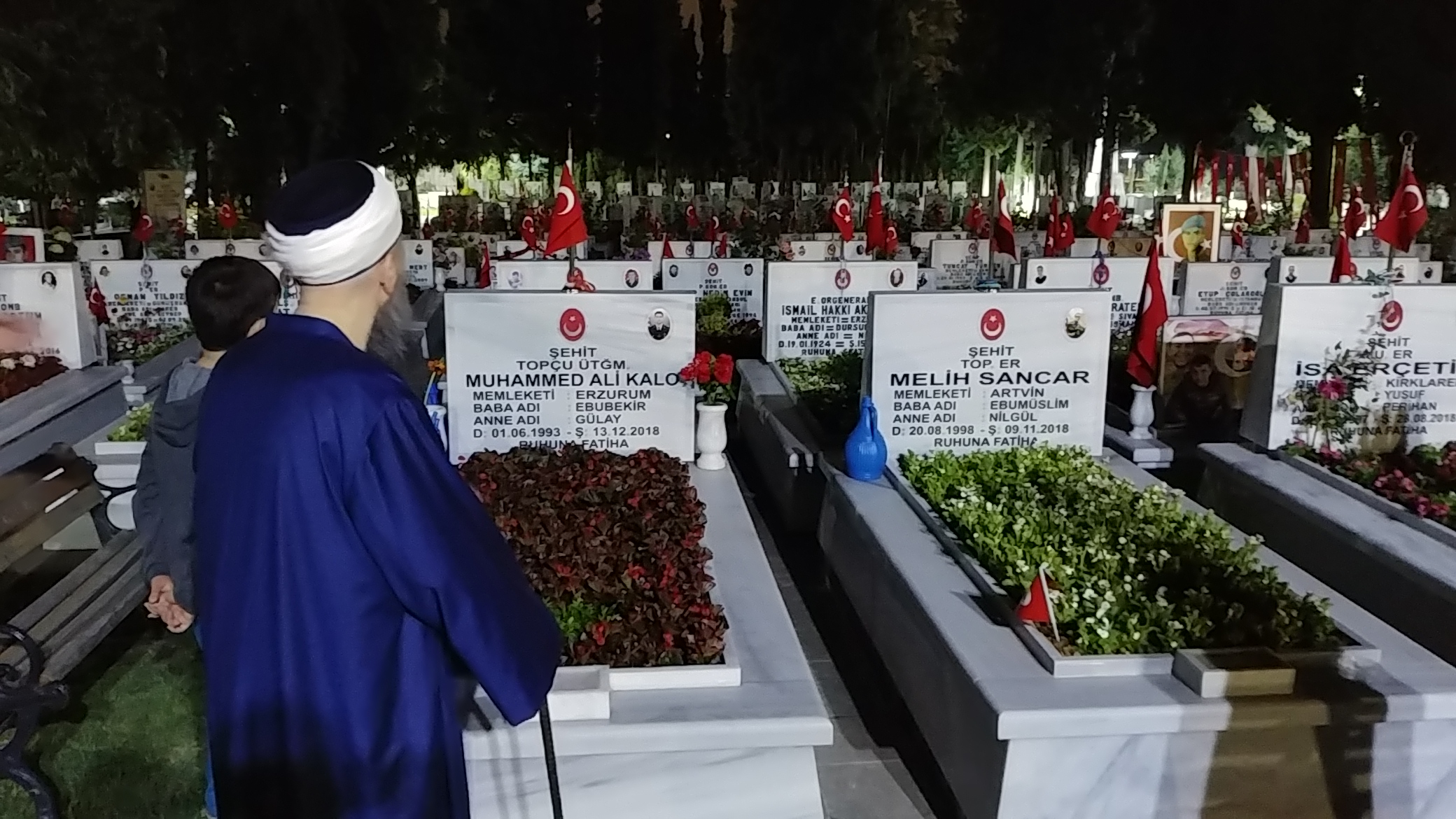 Bayram gecesi Çanakkale Şehitlerinin de bulunduğu Edirnekapı Şehitliğini ziyâret