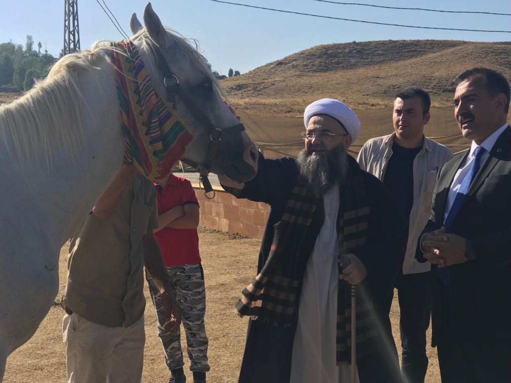 Cübbeli Ahmet Hoca Dünyanın En Büyük Selçuklu Açık Hava Mezarlığını Ziyaret Etti