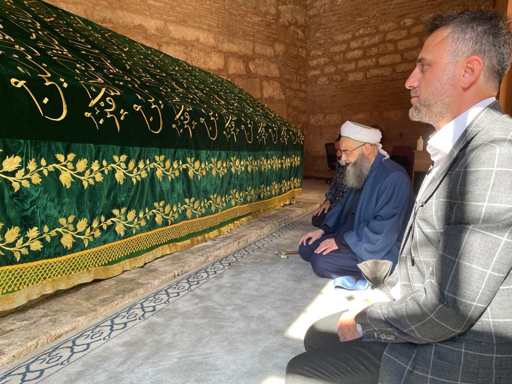 Cübbeli Ahmet Hoca senelerdir tamiratı devâm eden Yüce Sahâbî Ebû Şeybe el-Hudrî Radıyallâhu Anh?ın türbesinin açıldığını haber alınca hemen ziyarete gitti