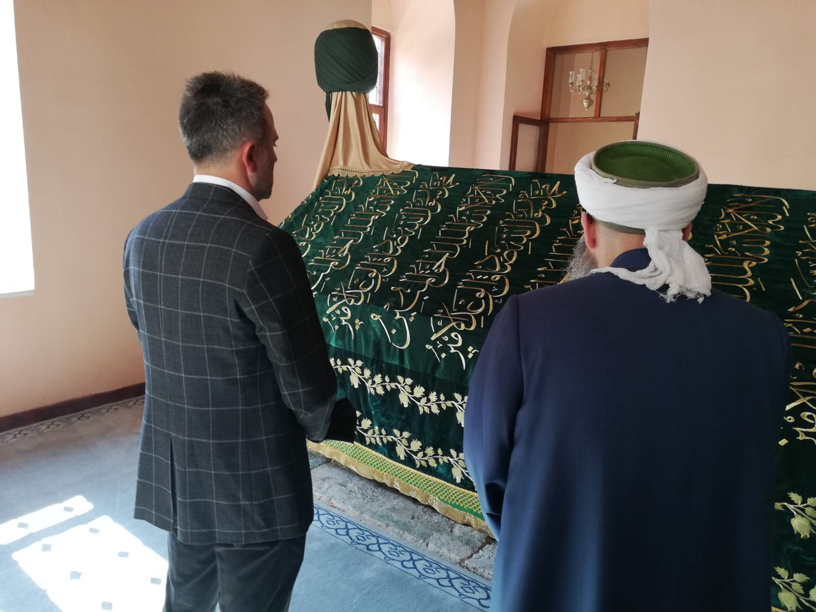 Cübbeli Ahmet Hoca senelerdir tamiratı devâm eden Yüce Sahâbî Ebû Şeybe el-Hudrî Radıyallâhu Anh?ın türbesinin açıldığını haber alınca hemen ziyarete gitti