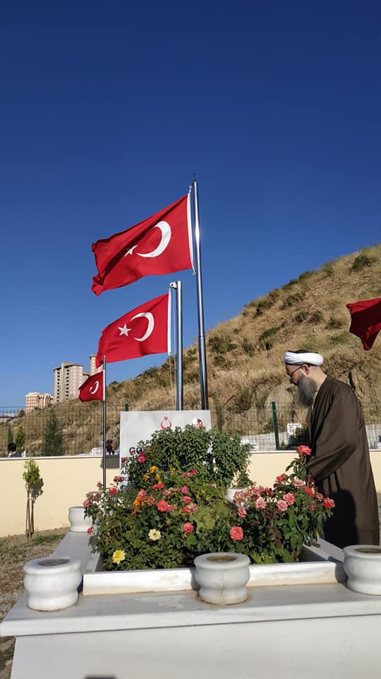Cübbeli Ahmet Hocaefendi, bomba yüklü kamyonla düzenlediği saldırıda şehîd olan Gökhan Kıncak polisimizin kabrini ziyâret etti