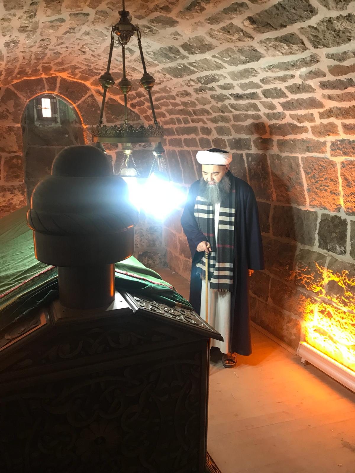 Cübbeli Ahmet Hocaefendi, Feyzullâh el-Ensârî Hazretleri'nin kabr-i şerîfini ziyâret etti