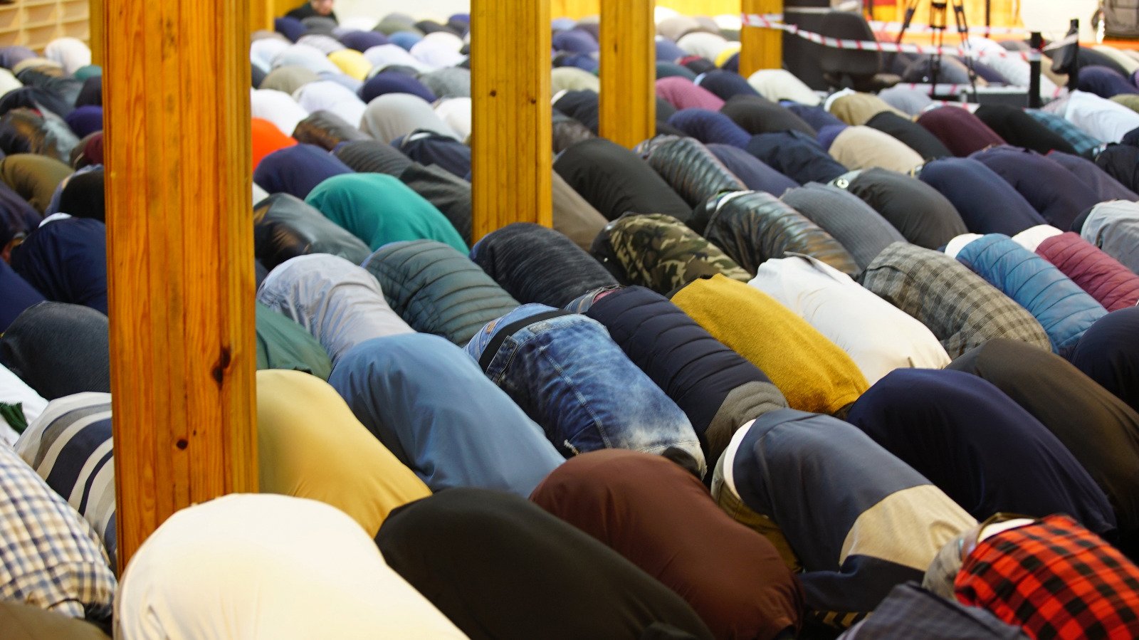 Cübbeli Ahmet Hocaefendi'nin imâmetinde kalabalık bir cemaatle Tesbîh namazı kılındı, duâlar yapıldı.