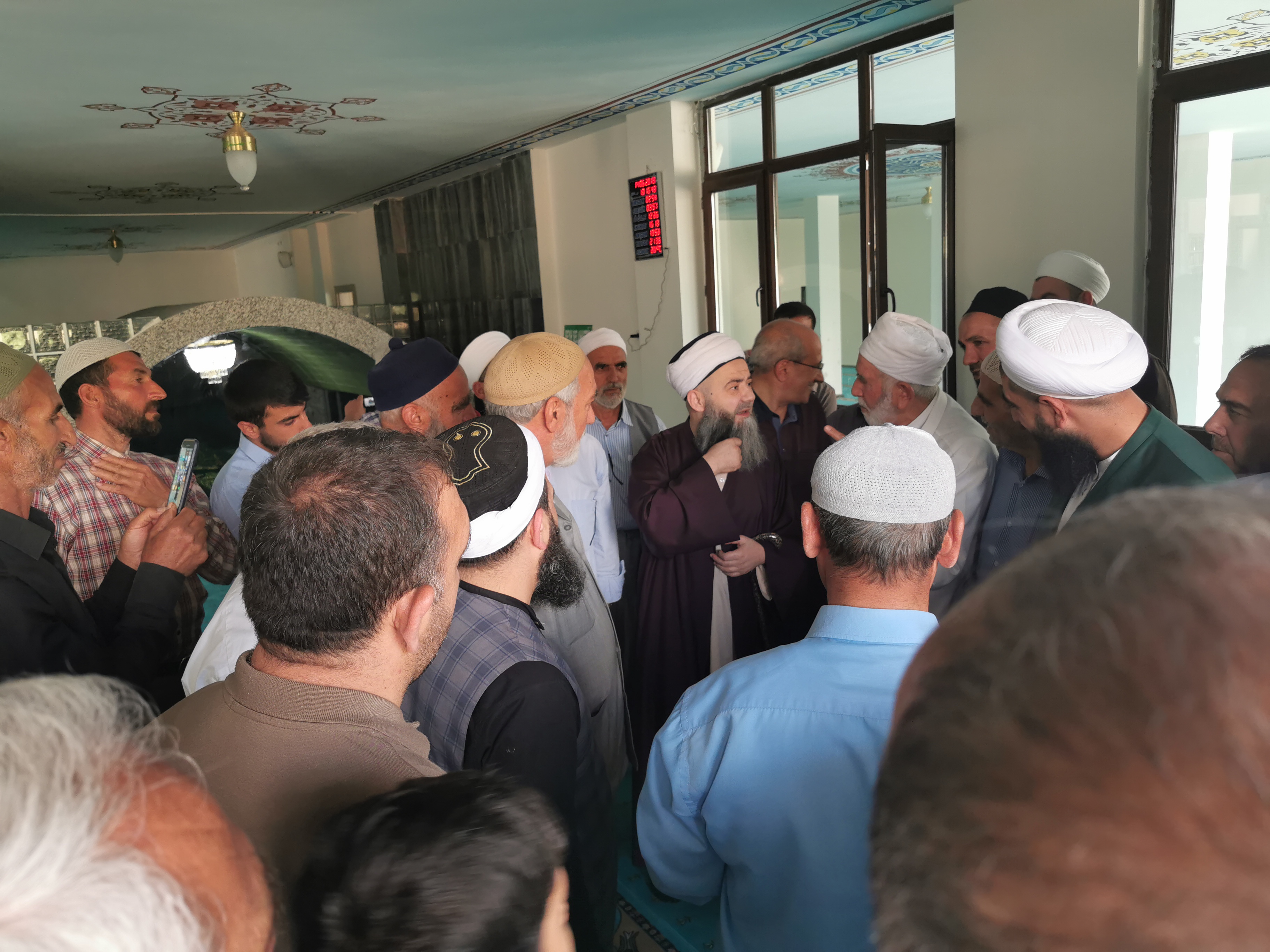Cübbeli Ahmet Hocaefendi, Palu?da cuma namazından sonra cemaatle görüşürken