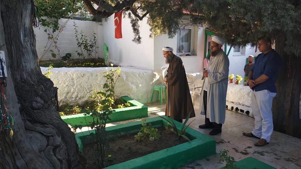 Cübbeli Ahmet Hocaefendi, Üçler Dede olarak zikredilen kabr-i şerîfleri ziyaret etti