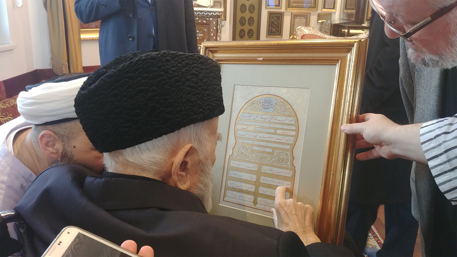 Emin Saraç Hocaefendi, iki sene önce Cübbeli Ahmet Hoca?nın hânesini şereflendirmiş ve saatlerce oturup hat levhalarını inceleyerek duâlarda bulundu.
