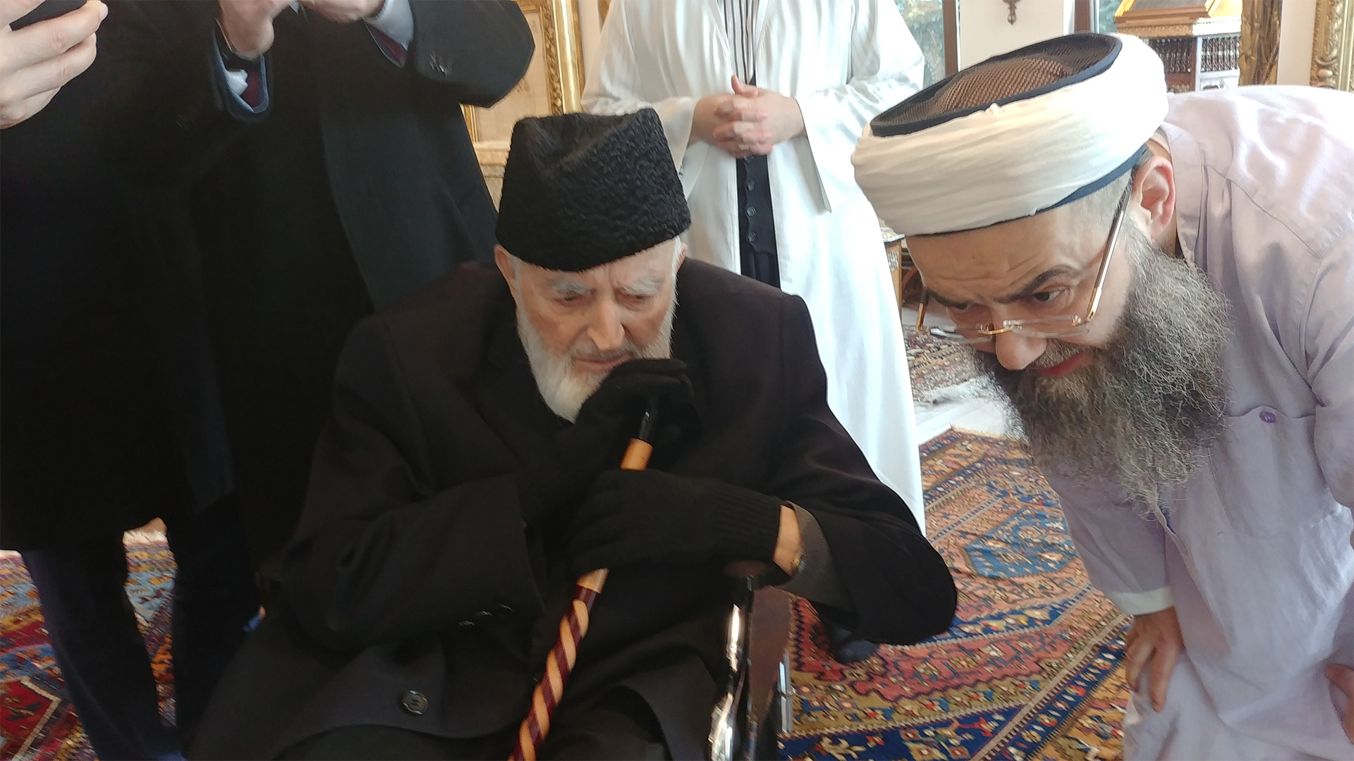 Emin Saraç Hocaefendi, iki sene önce Cübbeli Ahmet Hoca?nın hânesini şereflendirmiş ve saatlerce oturup hat levhalarını inceleyerek duâlarda bulundu.