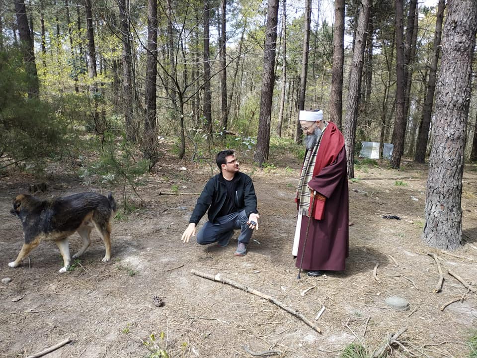 Hocaefendi, binlerce sahipsiz köpeğin yiyecek beklediği mıntıkalara gitti