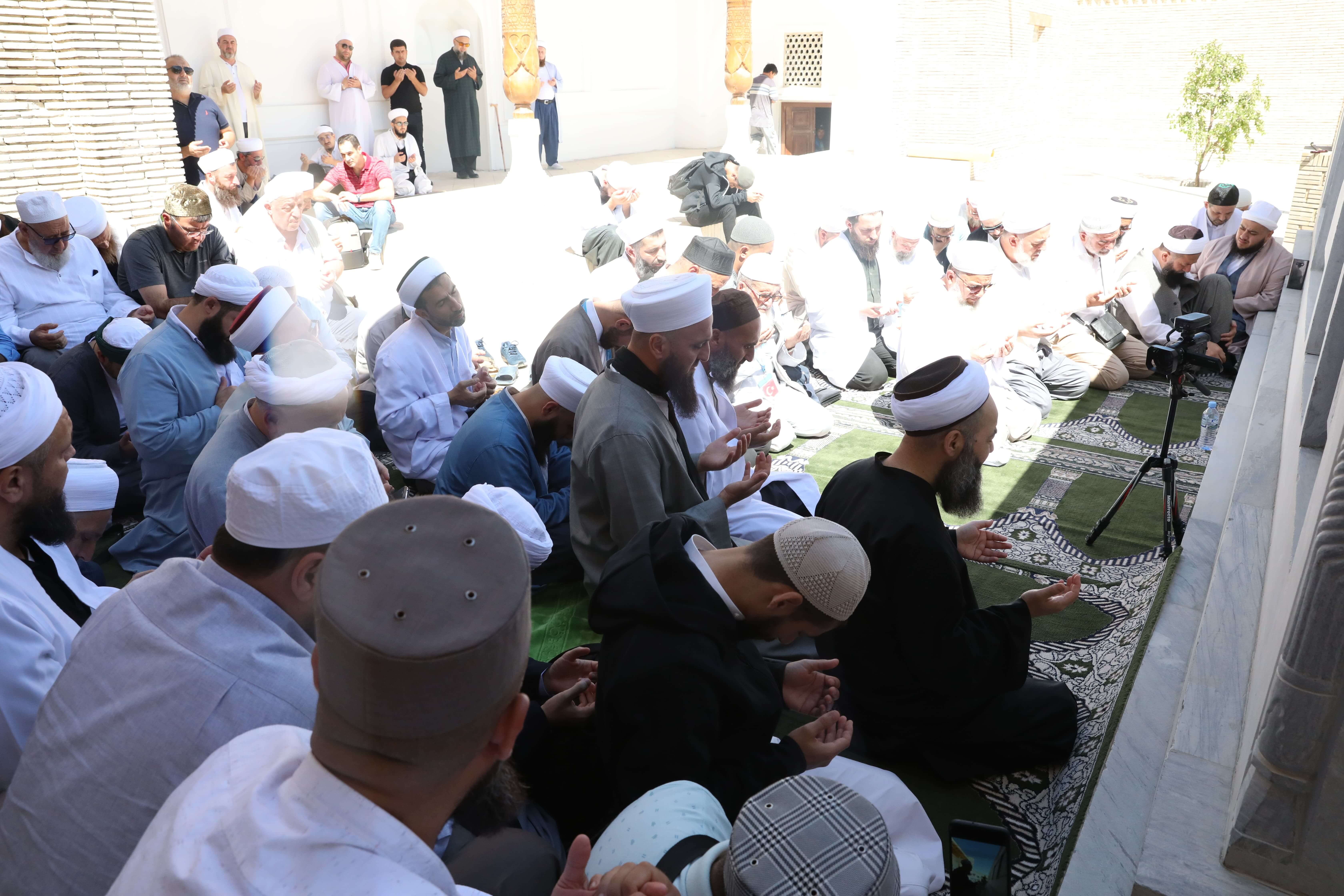 Nakşibendî silsilesinin 10. Pîri Mevlânâ Abdülhâlık el-Ğucdüvânî Kuddise Sirrûhu Hazretleri'nin Kabr-i Şerîfi