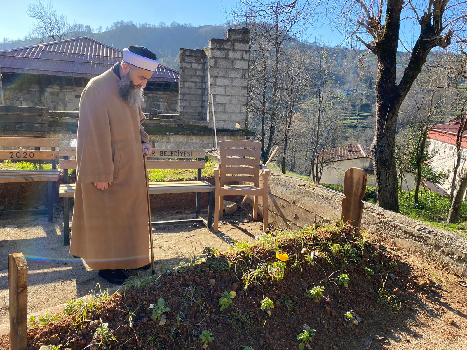Osmanlı dersiâmlarından Hacı Dursun Feyzî Efendi Hazretleri'nin ve Mahdûmu'nun Kabirlerini Ziyâret