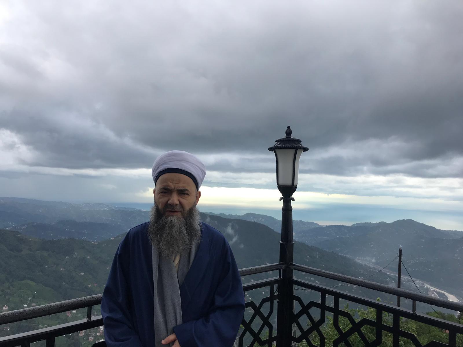 Rize?nin Güneysu ilçesinde bin küsür rakımda Kıbledağı olarak bilinen tepedeki câmii şerîfi ziyâret ettik