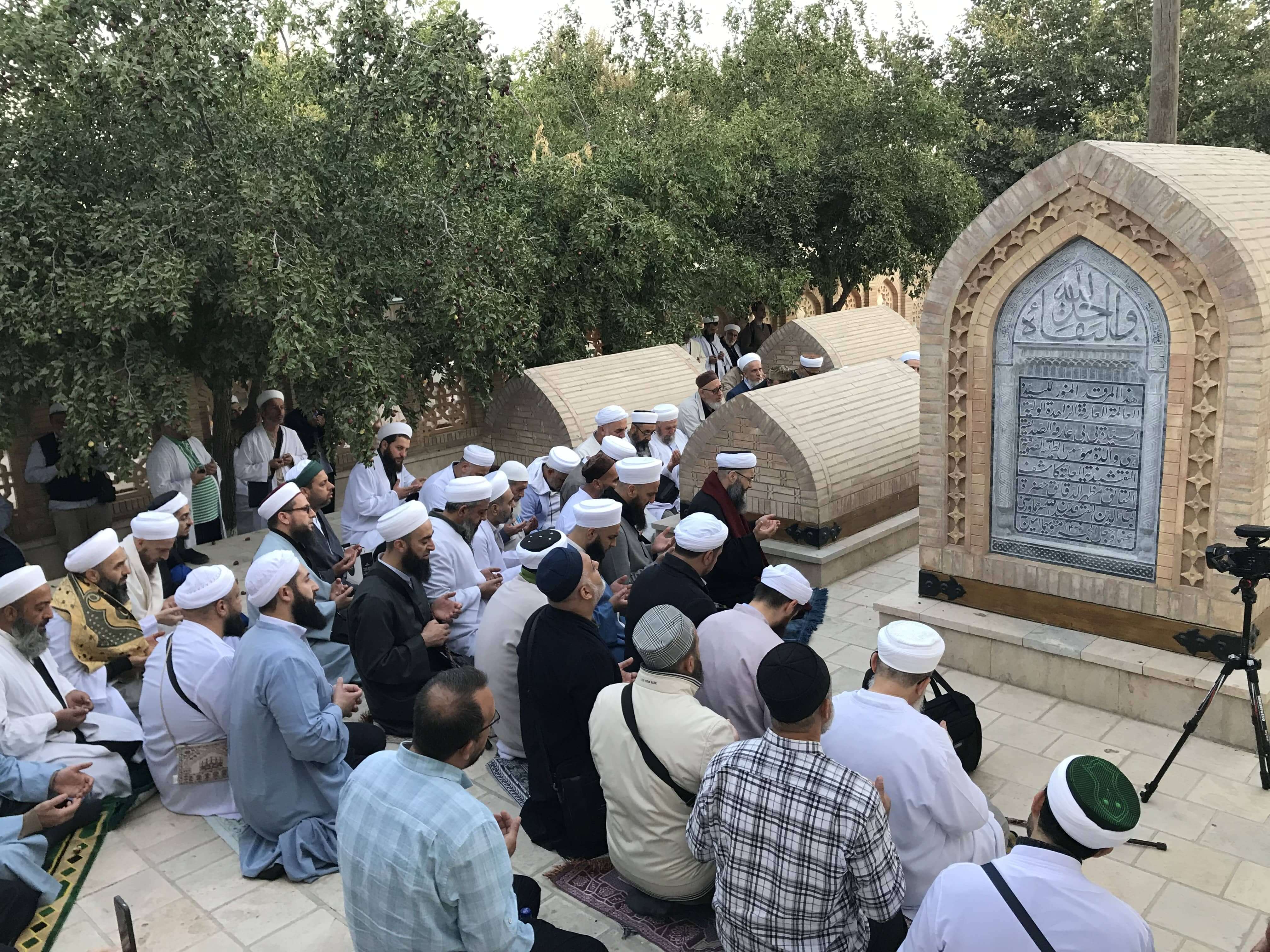 Şâh-ı Nakşibend Hazretleri'nin Vâlidesinin Kabr-i Şerîfini Ziyâret