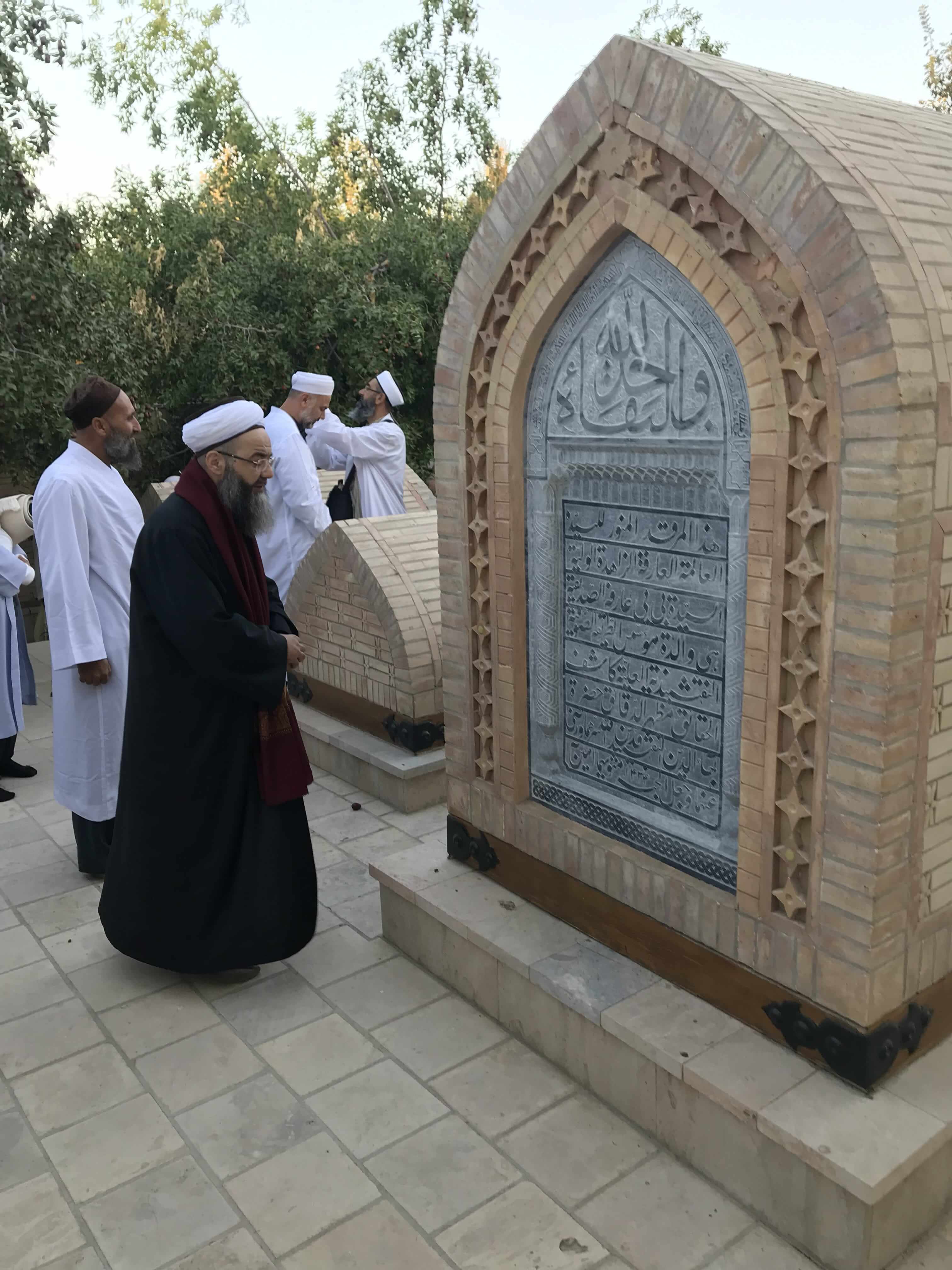 Şâh-ı Nakşibend Hazretleri'nin Vâlidesinin Kabr-i Şerîfini Ziyâret