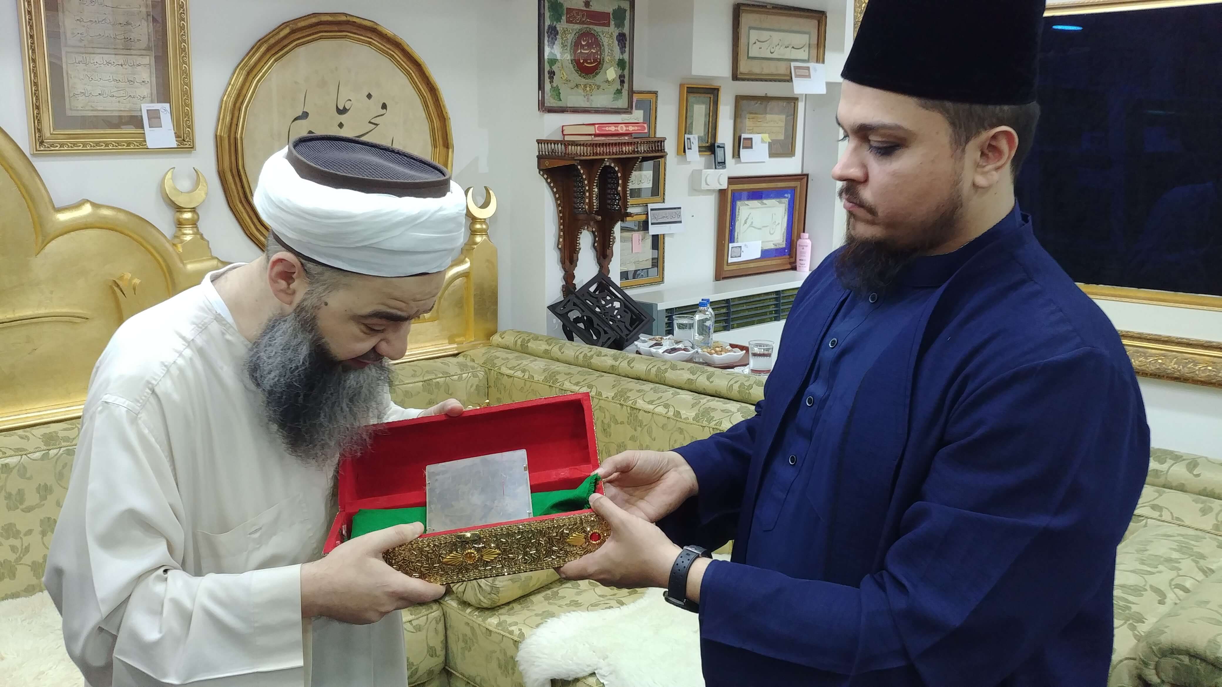 Seyyid Ahrâz, Cübbeli Hoca'yı Ziyâret Etti ve Rasûlüllâh Sallellâhu ?Aleyhi ve Sellem?in Cübbelisinden Bir Parça Hediye Etti