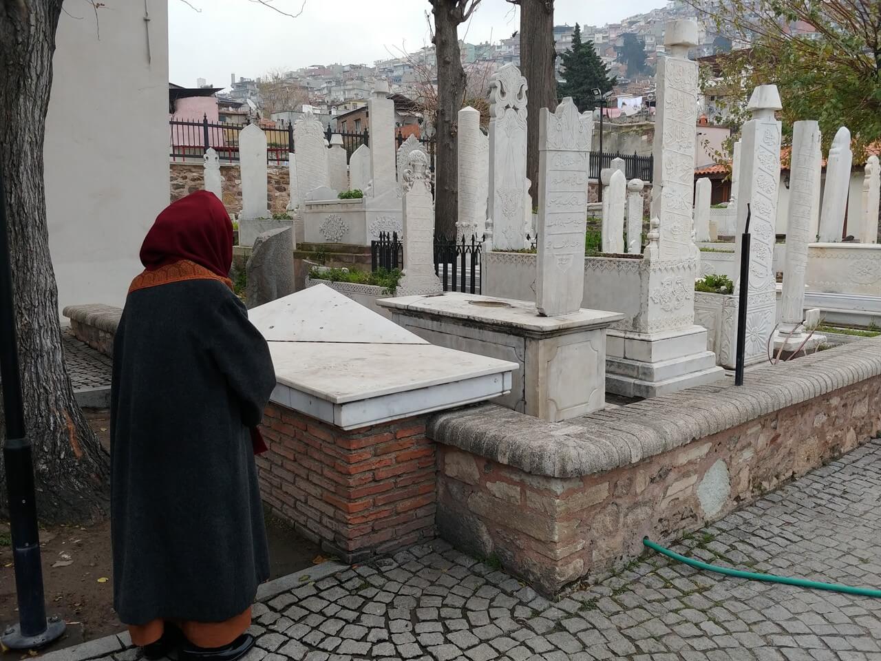 Seyyid Mükerramuddîn Hazretleri?nin Türbesi?nin Hazîresinde Hâzır Bulunan ve Osmanlıda Önemli Görevler Yapmış Olan Zâtların Türbeleri