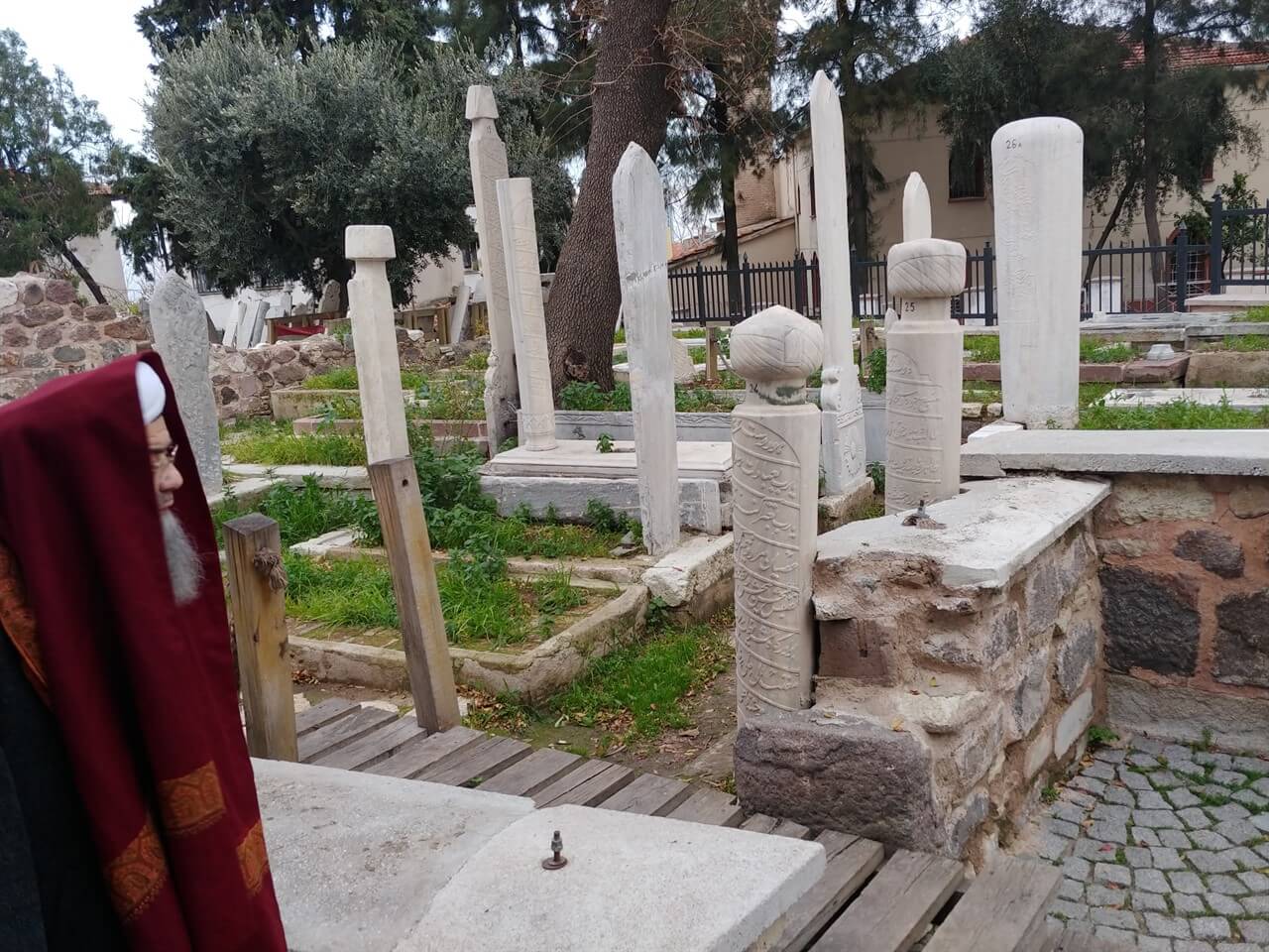 Seyyid Mükerramuddîn Hazretleri?nin Türbesi?nin Hazîresinde Hâzır Bulunan ve Osmanlıda Önemli Görevler Yapmış Olan Zâtların Türbeleri