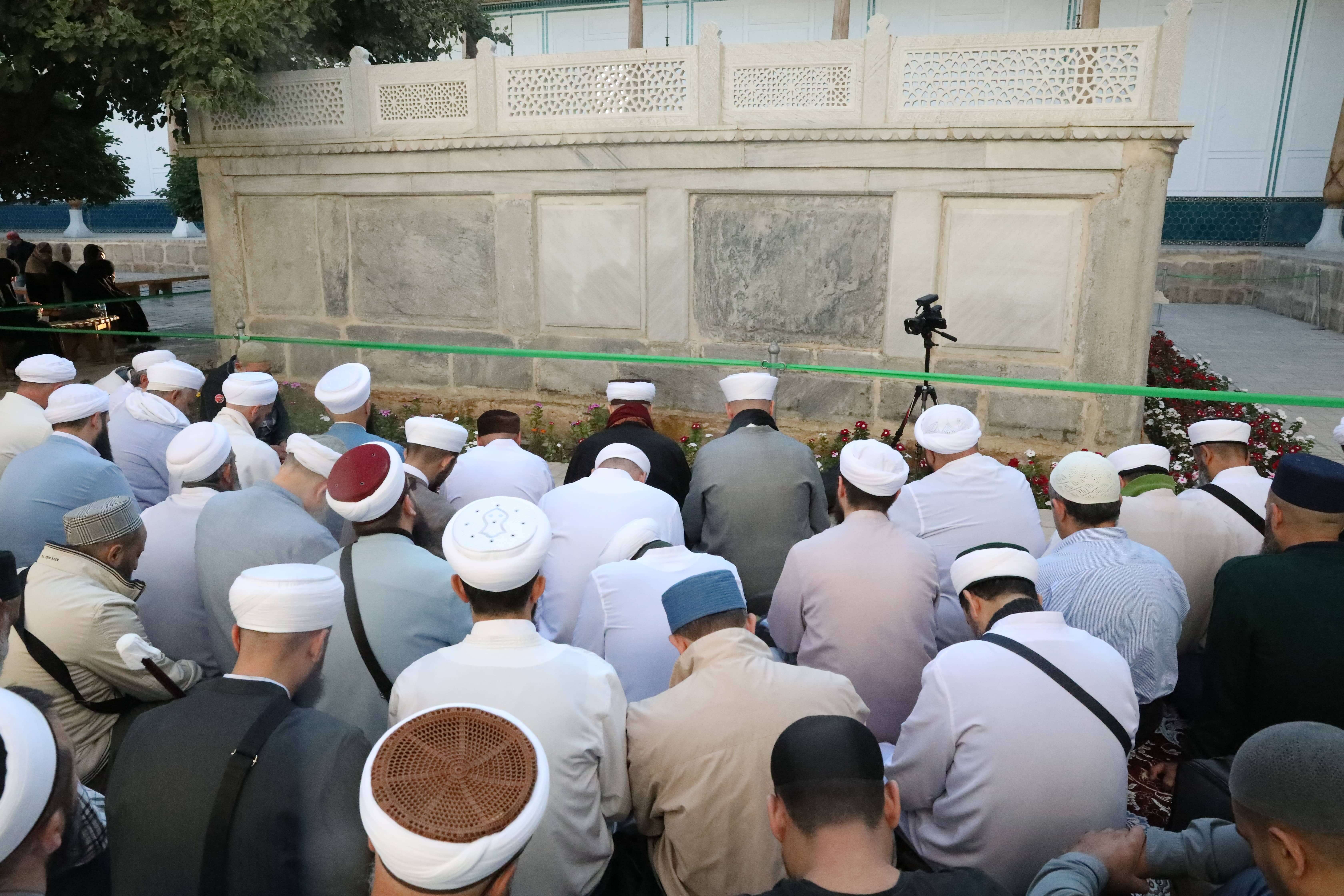 Tarîkat-ı 'Aliyye'nin müessisi Behâuddîn Şâh-ı Nakşibend Hazretleri'nin Kabrî Şerîfi