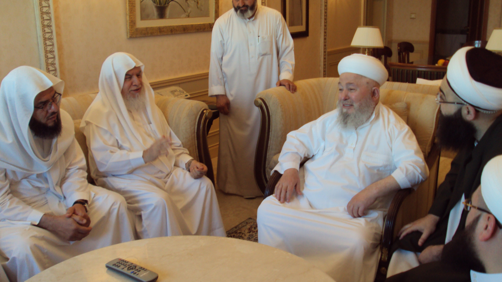Medîne-i Münevvere’de Obray Otel’de Büyük Muhaddis Muhammed Avvâme Hazretleri’nin Mahmud Efendi Hazretlerini Ziyâreti
