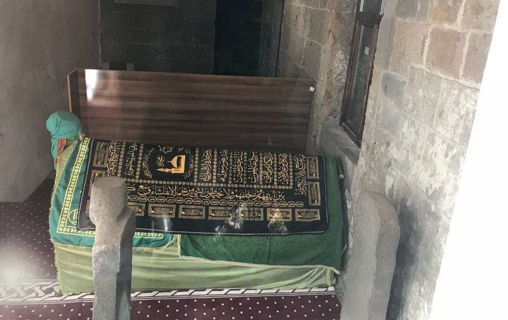 Cübbeli Ahmet Hocaefendi Abdurrahman el-Kuraşî Radıyallâu ‘Anh'ın Kabr-i Şerîfini Ziyâret Etti