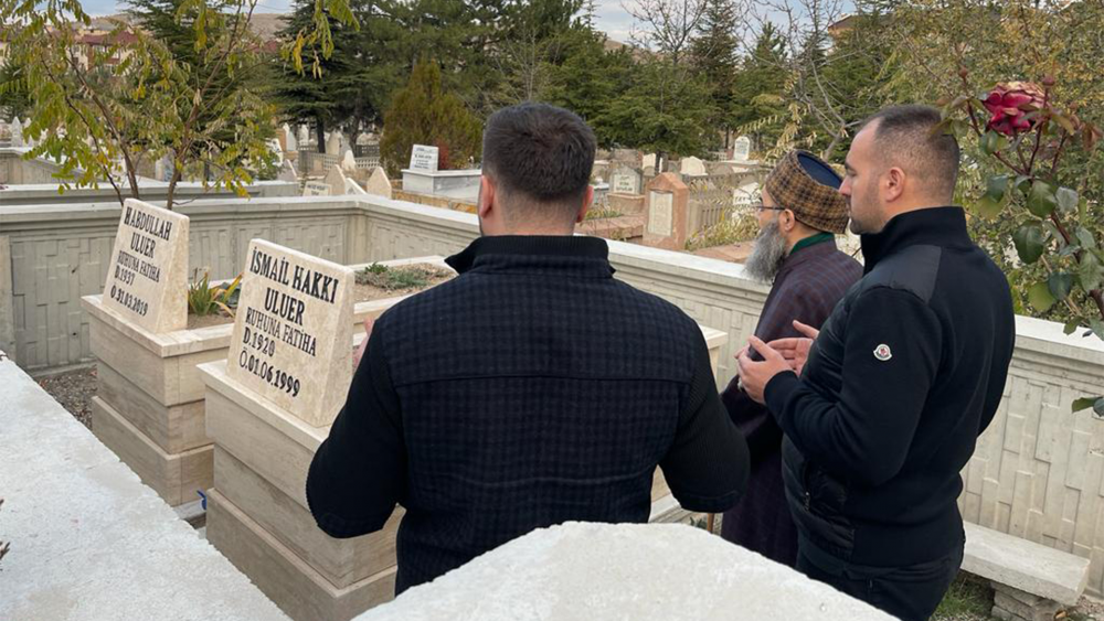 Cübbeli Ahmet Hocaefendi, Nevşehir Eşrâfından Halil Uluer ile Eşi Fatma Uluer’in Kabrini Ziyâret Etti