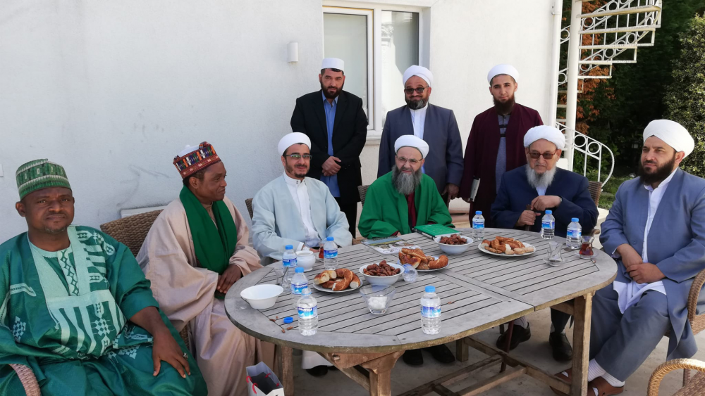 Şeyh Kurbân Muhammed Hazretleri cemaatiyle beraber Cübbeli Ahmet Hoca’yı ziyâret ettiler