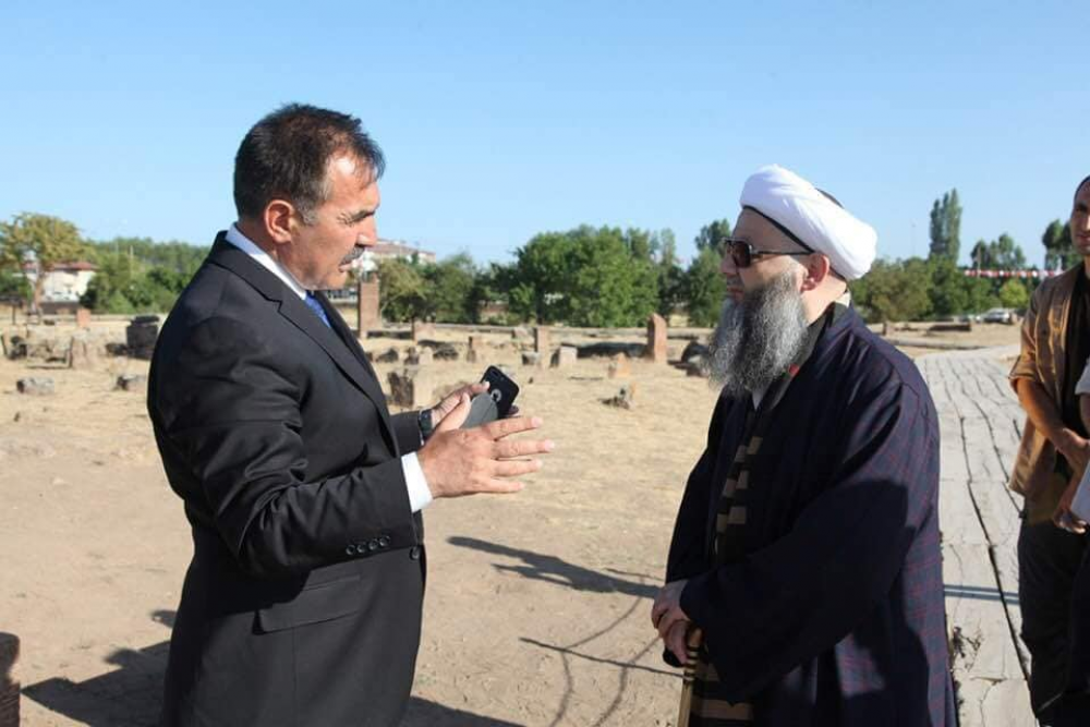Ahlat Belediye Başkanı A. Mümtaz Çoban Beyefendi ile Cübbeli Ahmet Hocaefendi Ahlat'ın târihi hakkında sohbet etti