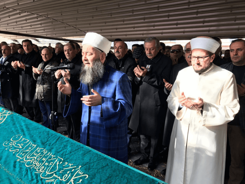 Cübbeli Ahmet Hoca Hapishane Arkadaşı Bircan ERESİN Beyefendinin Hanımının Cenaze Namazını Kıldırdı