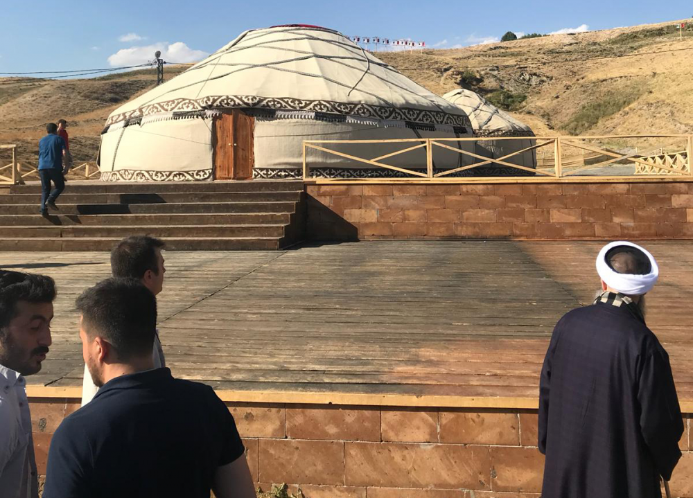 Cübbeli Ahmet Hocaefendi, Ahlat'ta Alparslan Hazretleri'nin otağını kurduğu ovayı ziyaret etti