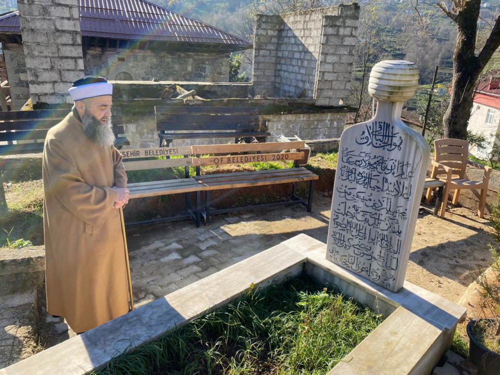 Osmanlı dersiâmlarından Hacı Dursun Feyzî Efendi Hazretleri'nin ve Mahdûmu'nun Kabirlerini Ziyâret